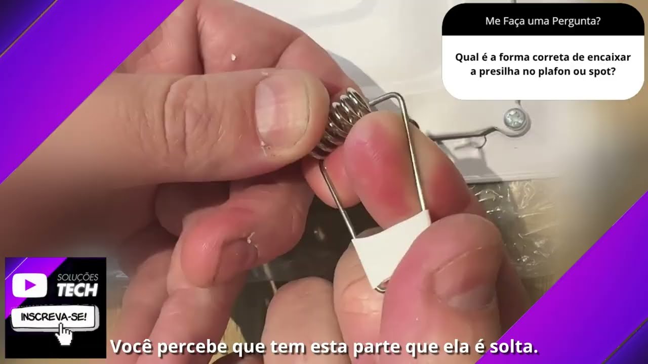 Qual é a forma correta de encaixar a presilha no plafon ou spot❓